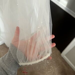 Chic White Veil with Comb and Pearls